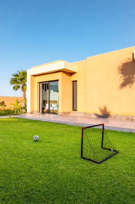 Accueil personnalisé des voyageurs à leur arrivée à la villa